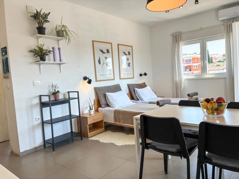 Bed, Dining area, Bedroom