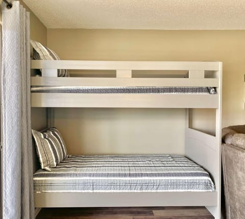 Sea Oats C105 by ALBVR - Updated 3BR, 2BA Condo, Outdoor Pools, Pier, Dedicated Beach Access, and Smart TVs House in West Beach