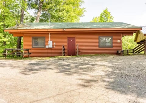 Lazy Bear Cabin near Nantahala Outdoor Center and Bryson City Cabin in Fontana Lake