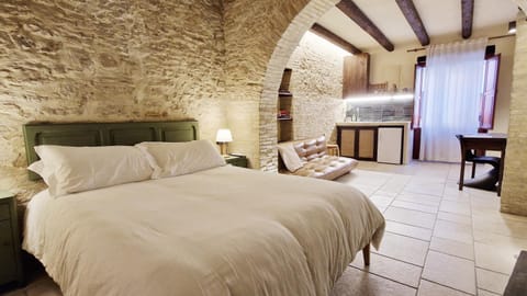 Bed, Kitchen or kitchenette, Photo of the whole room, Seating area