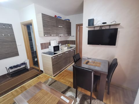 TV and multimedia, Kitchen or kitchenette, microwave, stove