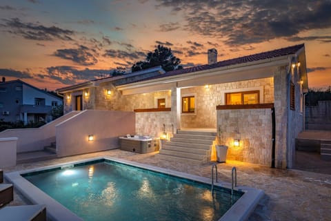 Hot Tub, Swimming pool