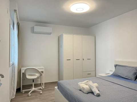 Bedroom, towels, air conditioner