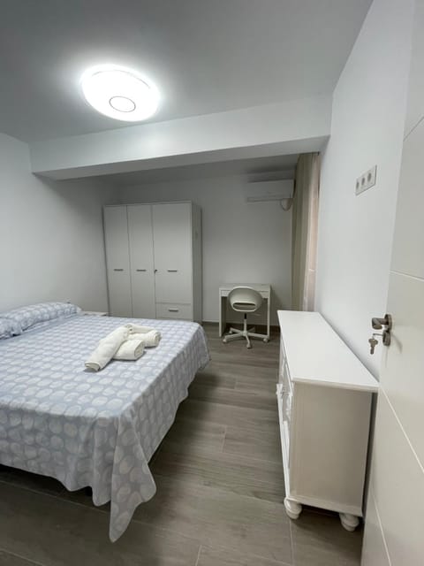 Photo of the whole room, Bedroom