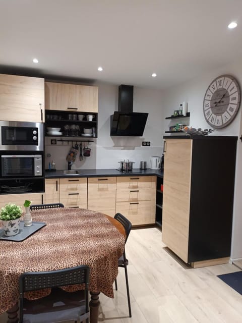 Kitchen or kitchenette, Dining area, dishwasher, minibar, pet friendly, stove