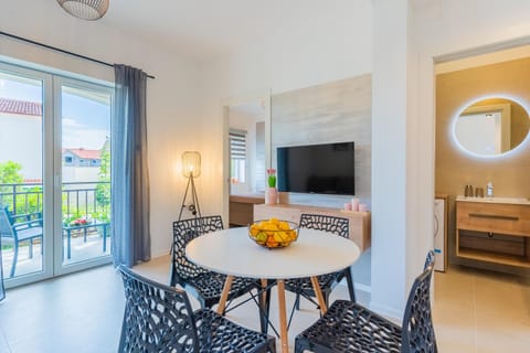 TV and multimedia, Living room, Seating area, Dining area