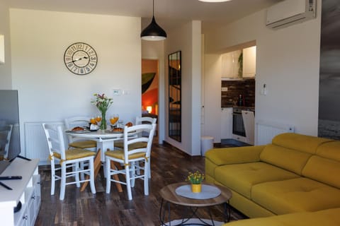 Kitchen or kitchenette, Living room, Seating area, Dining area, oven, air conditioner