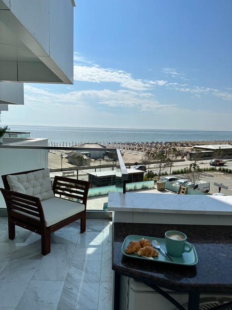 Day, Natural landscape, View (from property/room), Balcony/Terrace, Living room, Food and drinks, Seating area, Dining area, Food, City view, Sea view, Breakfast, Continental breakfast