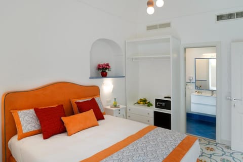 Bed, Bathroom, Photo of the whole room, Bedroom, safe, wardrobe, air conditioner