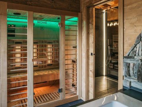 Shower, Sauna, Bathroom, Spa and wellness centre/facilities