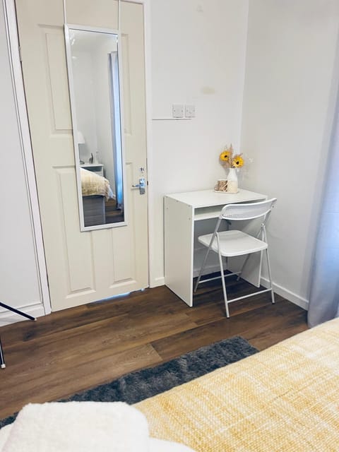 Small Doble, Shared House Bed and Breakfast in Bristol