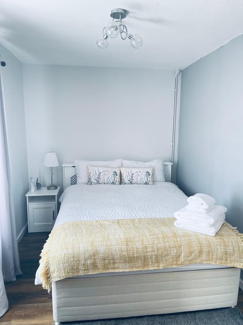 Small Doble, Shared House Bed and Breakfast in Bristol