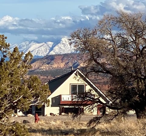 Property building, Nearby landmark, Day, Natural landscape, Mountain view