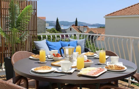 Day, Natural landscape, Balcony/Terrace, Dining area