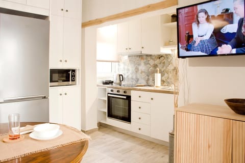 TV and multimedia, Coffee/tea facilities, Kitchen or kitchenette, Dining area, minibar, pet friendly, stove, toaster
