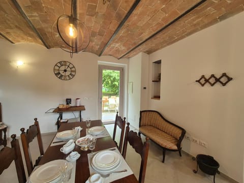 Living room, Seating area, Dining area, Garden view, stove