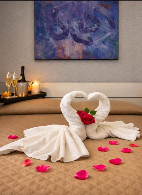 Bed, Decorative detail, Bedroom, towels