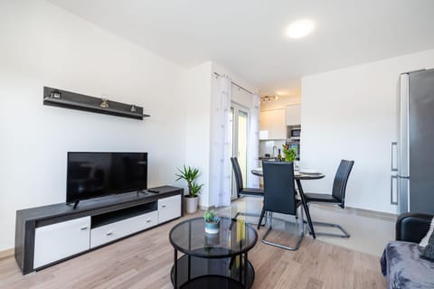 Communal lounge/ TV room, TV and multimedia, Living room, Seating area, Dining area