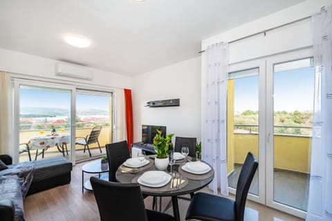 Natural landscape, View (from property/room), Balcony/Terrace, Living room, Seating area, Dining area, air conditioner