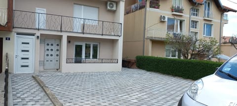 Property building, Balcony/Terrace, Parking