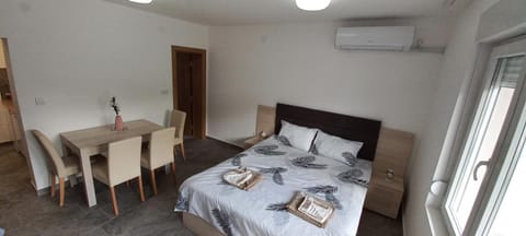 Bed, Living room, Photo of the whole room, Seating area, Dining area, internet, air conditioner