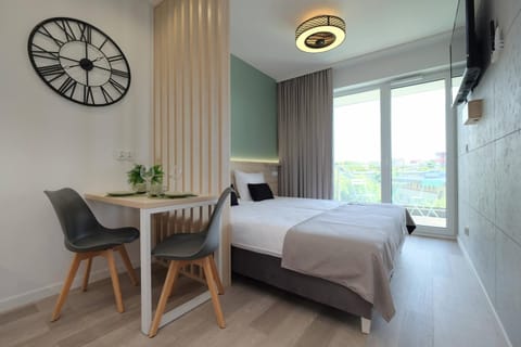 Bed, TV and multimedia, Photo of the whole room, Dining area, Bedroom