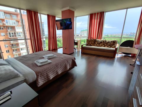 Bed, TV and multimedia, View (from property/room), Seating area, Bedroom, towels