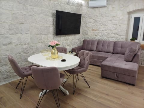 Communal lounge/ TV room, TV and multimedia, Seating area, Dining area, air conditioner