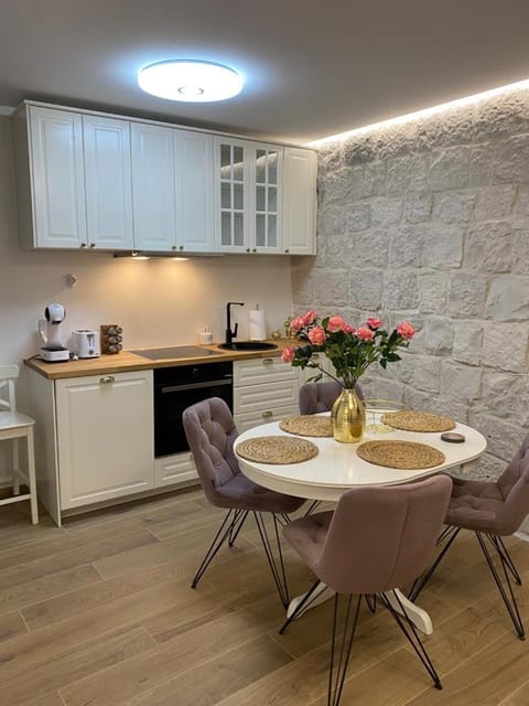 Kitchen or kitchenette, Seating area