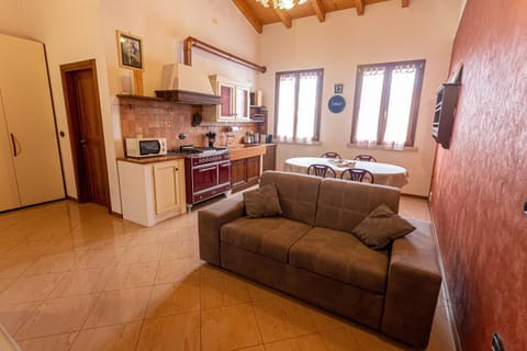 Kitchen or kitchenette, Living room, Seating area, Dining area, minibar, pet friendly, stove, toaster