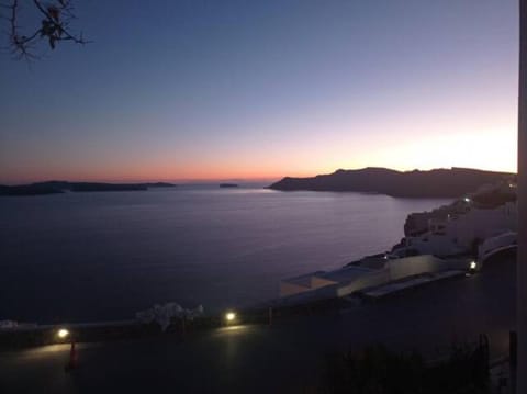 Sensia villa with Hot tub and Caldera View Villa in Oia