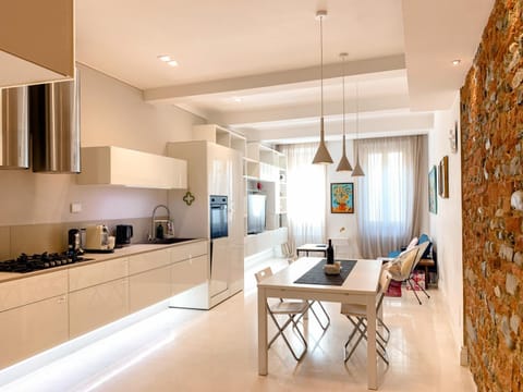 Kitchen or kitchenette, Seating area, Dining area