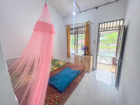 Toilet, Restaurant/places to eat, Bed, Balcony/Terrace, Bedroom