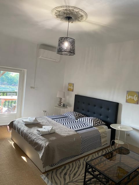 La casa du port, Chambres, suite privée, appartement avec vue sur la rivière Apartment in Figeac