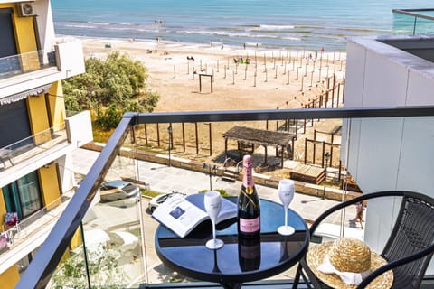 Day, View (from property/room), Balcony/Terrace, Dining area, Beach, Sea view