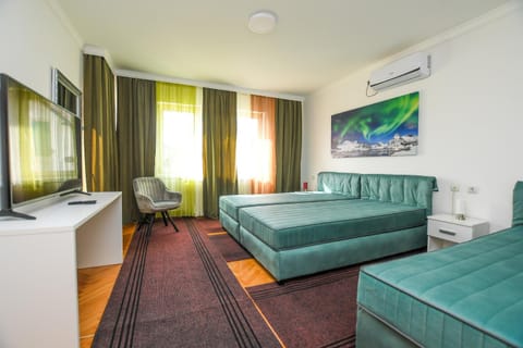 Bed, TV and multimedia, Photo of the whole room, Bedroom, air conditioner