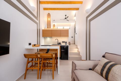 TV and multimedia, Kitchen or kitchenette, Living room, Dining area, stove