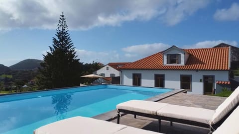 Property building, Natural landscape, Swimming pool, Swimming pool, sunbed