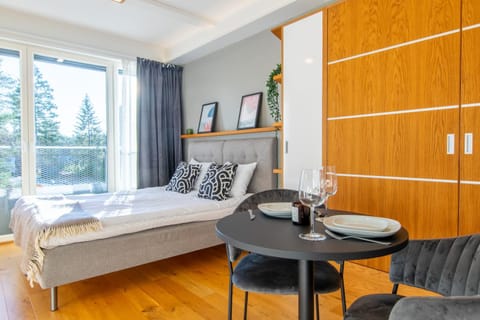 Bed, Dining area