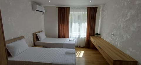 Bed, TV and multimedia, Photo of the whole room, Bedroom, internet, towels, air conditioner