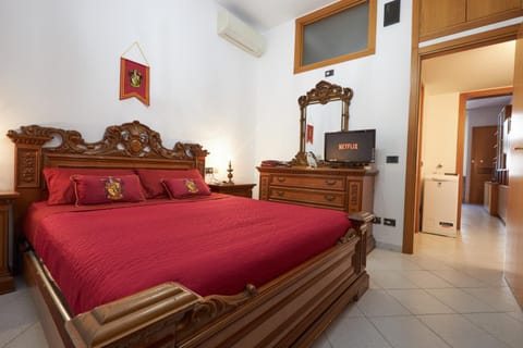 Bed, TV and multimedia, Evening entertainment, Bedroom