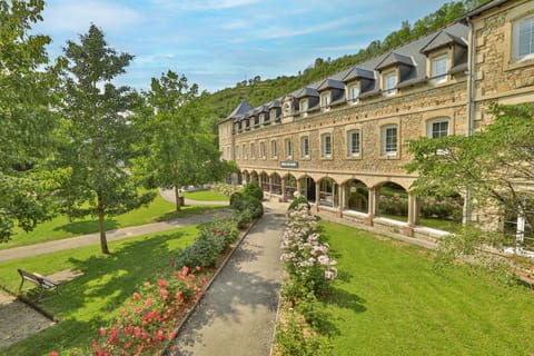 Property building, Facade/entrance, Natural landscape, Bird's eye view, Garden