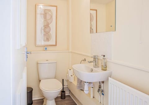 Central 2 Bed House w/ Garden and Free Parking! House in Cheltenham