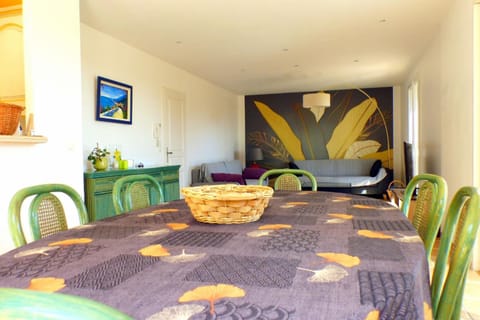 Spacious and bright house with swimming pool House in French Riviera