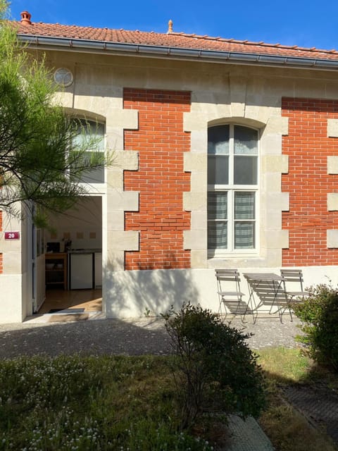 Facade/entrance, Day, Balcony/Terrace