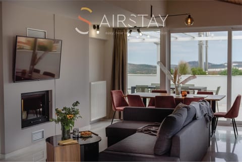 TV and multimedia, Seating area, Dining area