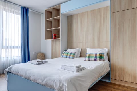 Bedroom, towels, wardrobe