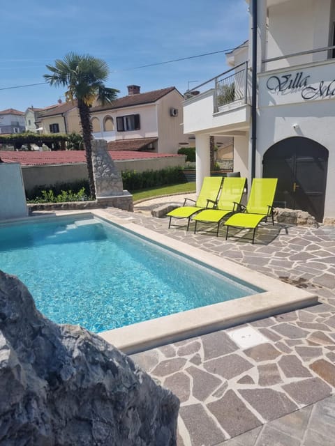 Property building, Patio, Day, Pool view, Swimming pool, sunbed