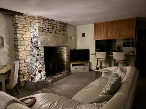 Cupcake Cottage: Quintessential Cotswold Cottage House in Nailsworth