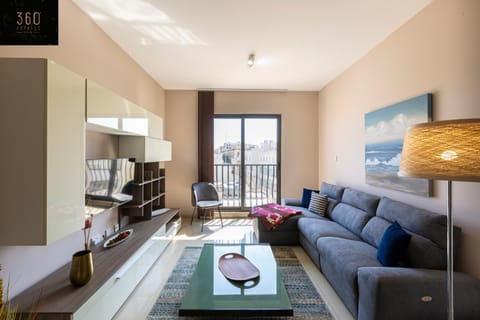Bed, TV and multimedia, Living room, Photo of the whole room, Seating area, Dining area